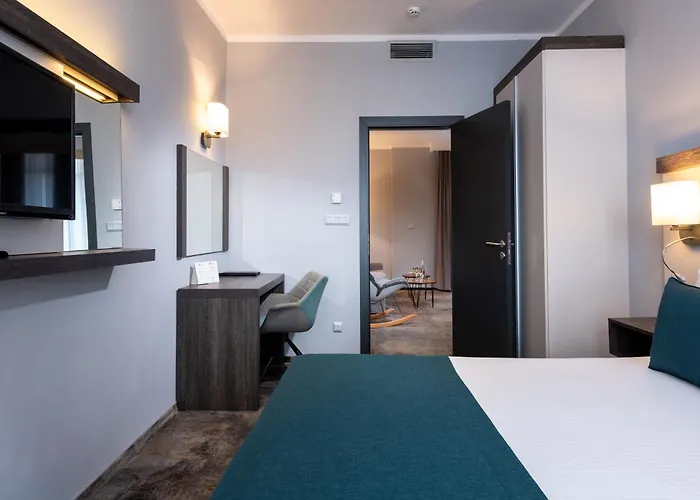 Отель Western Premium 4*